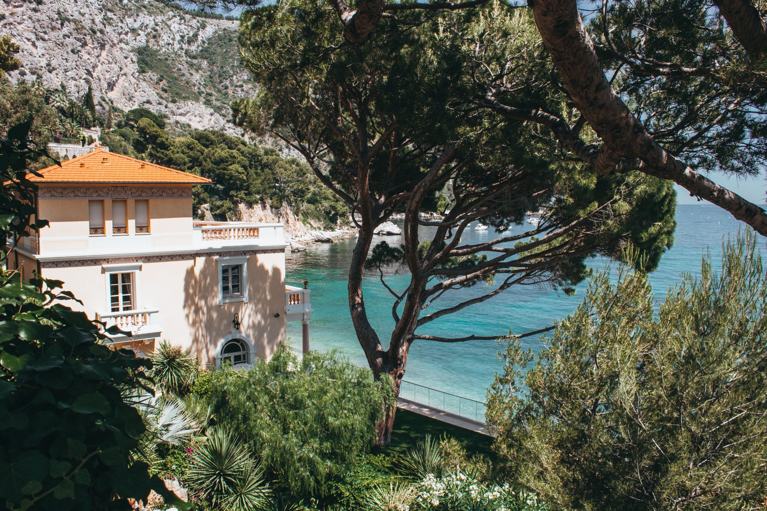 Maison contemporaine pieds dans l'eau à Saint-Tropez